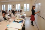 öğretmen laboratuvar sınıfında